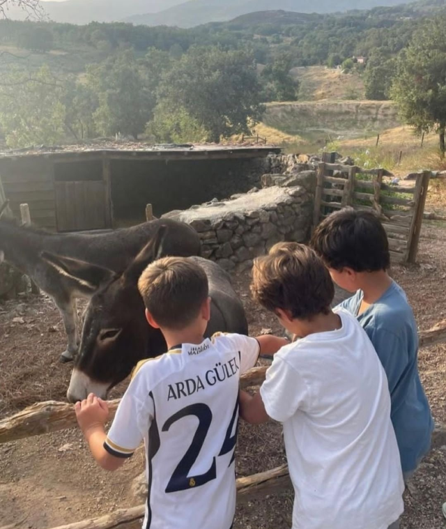 Dünyanın konuştuğu kare! Efsane hocanın torunu, Arda Güler formasıyla görüntülendi - Resim : 1