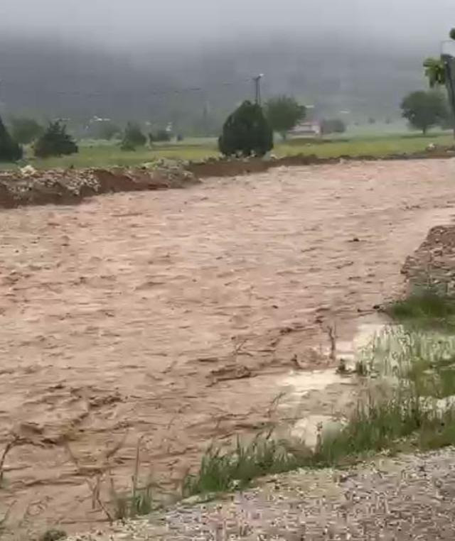 Geçen yıl o bölgede 4 öğretmen ölmüştü... Yola yine kaya düştü - Resim : 2