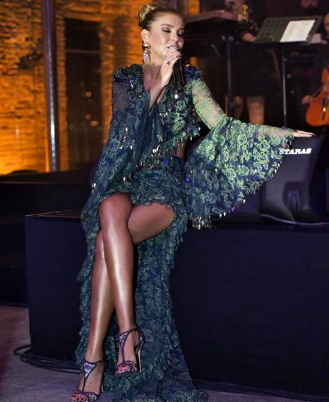 Gülben Ergen elbisesiyle sahnede bacak şov yaptı - Resim : 1