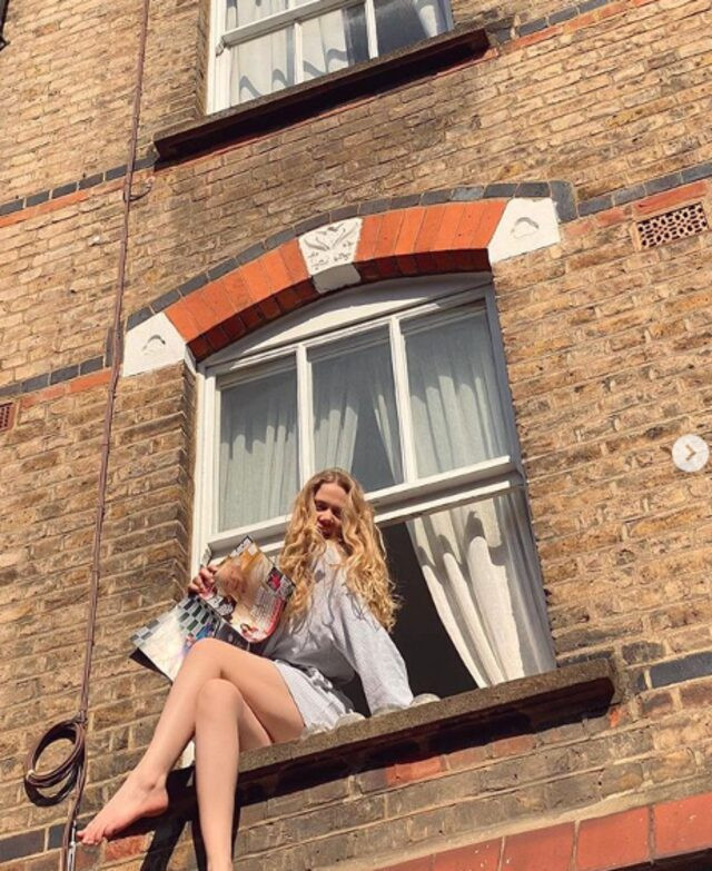 Serel Yereli karantinaya dayanamadı, geceliğiyle cama çıktı! "Mahalledeki sürtüklerle..." - Resim : 1