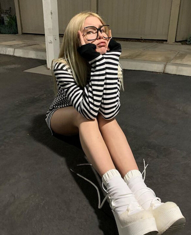 Aleyna Tilki paylaşımı ile yine olay oldu! "Yine yerdeyim, çünkü sıkılıyorum" - Resim : 2