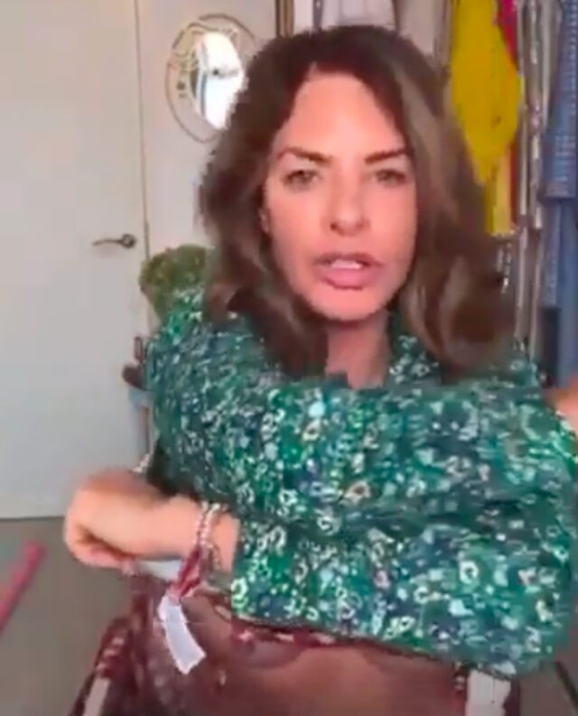 Ünlü sunucudan canlı yayında olay frikik! Üstünü çıkarırken göğüsleri açıldı! - Resim : 1