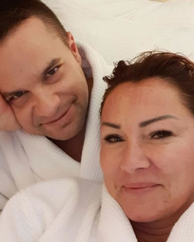 Bornozlu pozuna eleştiri yağdı, takipçisine sert çıktı! - Resim : 1