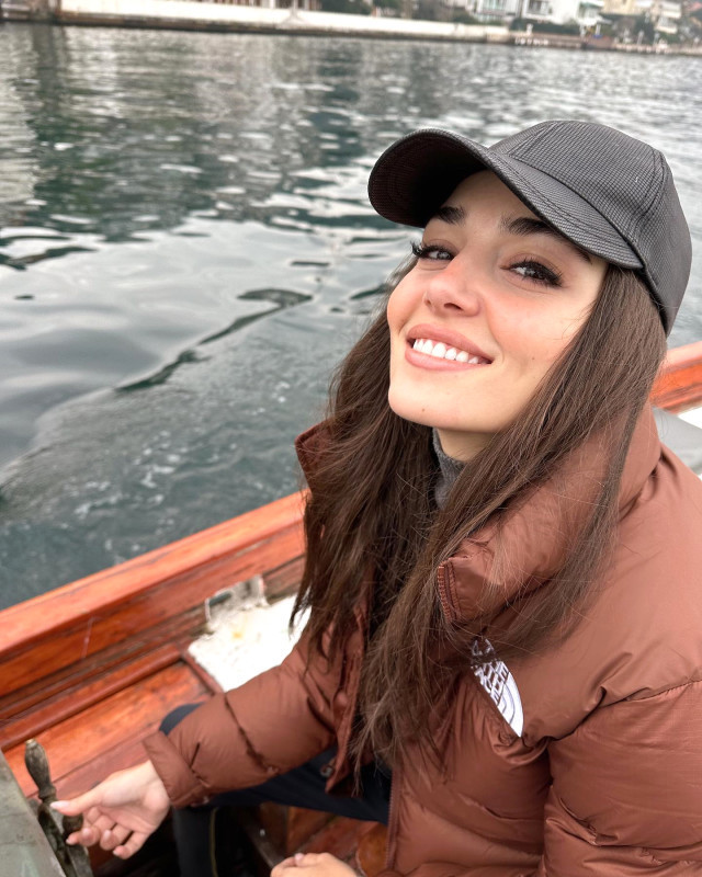 Hande Erçel sevgilisi Hakan Sabancı ile balığa çıktı, paylaşımına beğeni yağıyor - Resim : 4