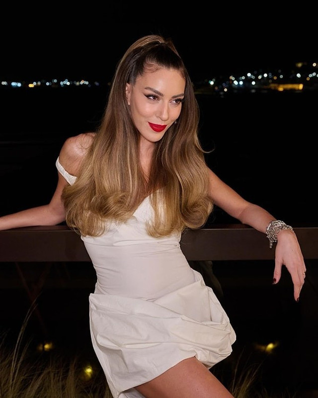 Elle gecesinde son hali gündem oldu! Sinem Kobal'dan makyajsız paylaşım - Resim : 1