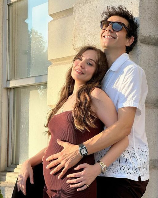 Cansel Elçin ile Zeynep Tuğçe Bayat çifti, oğullarını kucağına aldı - Resim : 2