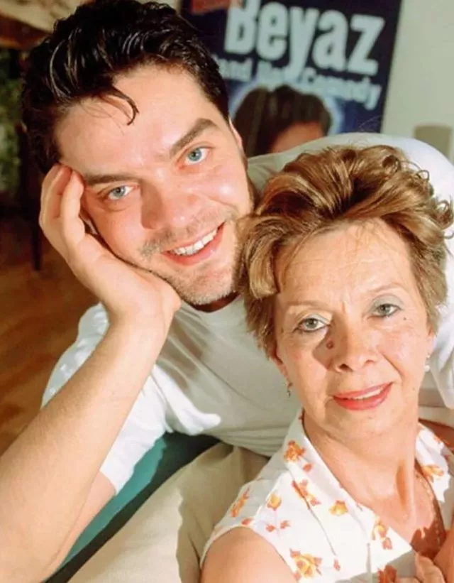 Beyazıt Öztürk'ü kahreden haber! Annesi beyin kanaması geçirdi - Resim : 1