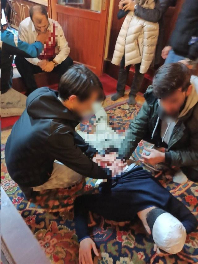 Fatih Camii'ndeki saldırının kan donduran detayları! İmamı, boğazı dahil 3 yerinden bı&ccedil;aklamış - Resim : 1