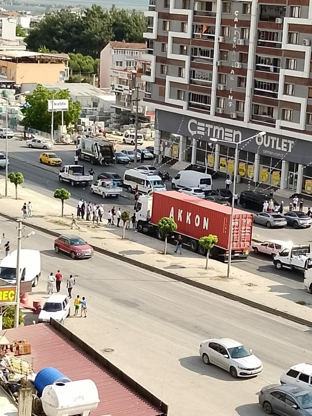 Seyir halindeki otomobile kanlı saldırı! Ölü ve yaralılar var... - Resim : 1