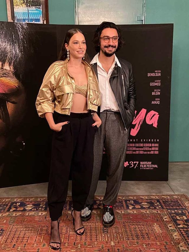 Melisa Şenolsun eski sevgilisiyle poz verdi! Kıyafeti ile dikkatleri üzerine çekti... - Resim : 2