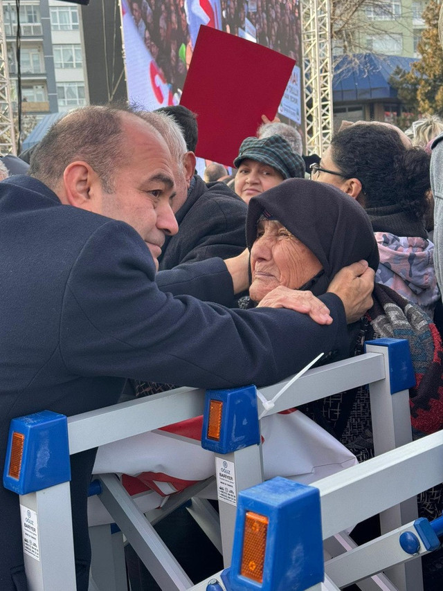 CHP mitinginde duygulandıran anlar: Şehit annesinin yüzünü avucuna aldı alnını öptü... - Resim : 1