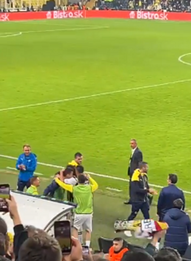 Fenerbahçe ve tribünlerden Umut Nayir'e anlamlı destek - Resim : 1