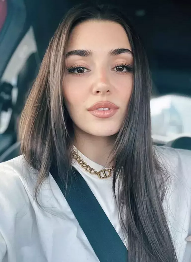 Hande Erçel'in anne özlemi: ‘Pudra kokulum, seni çok seviyorum’ - Resim : 1