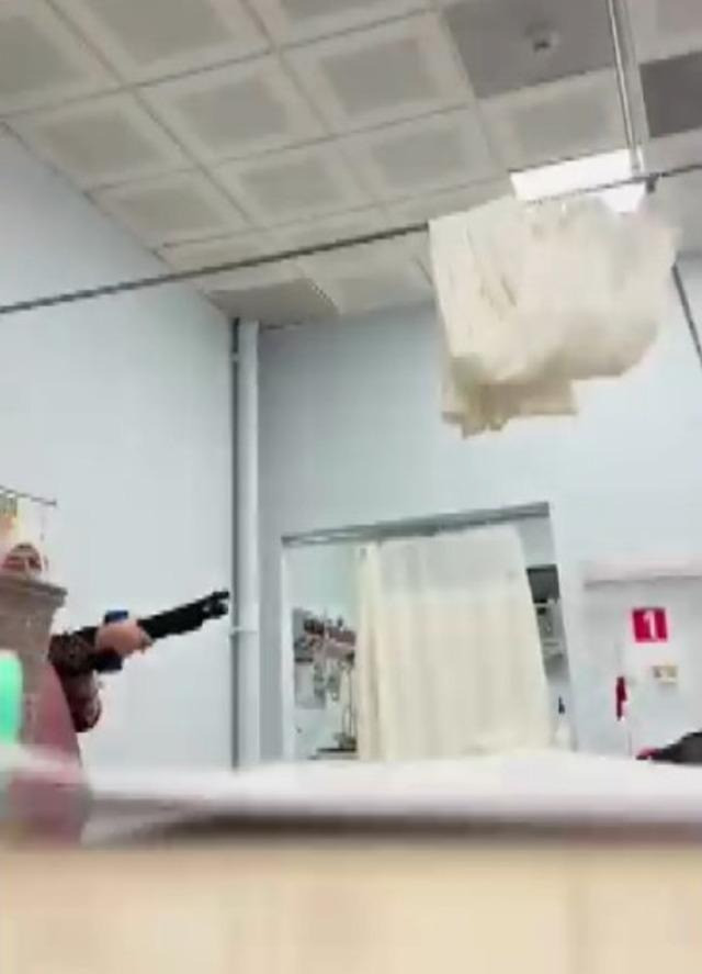 Pompalı tüfekle gelen kadın sağlıkçıları esir aldı! Hastanede korku dolu anlar - Resim : 1