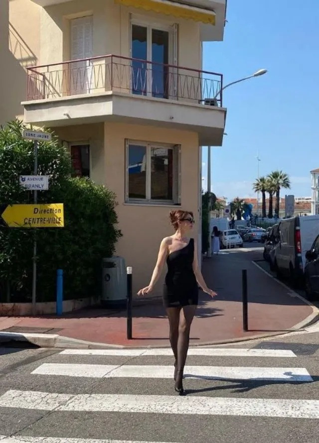 Esra Bilgiç süper minisiyle Fransa sokaklarında - Resim : 1