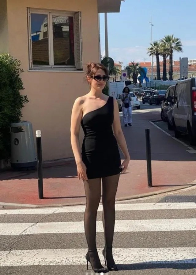 Esra Bilgiç süper minisiyle Fransa sokaklarında - Resim : 2