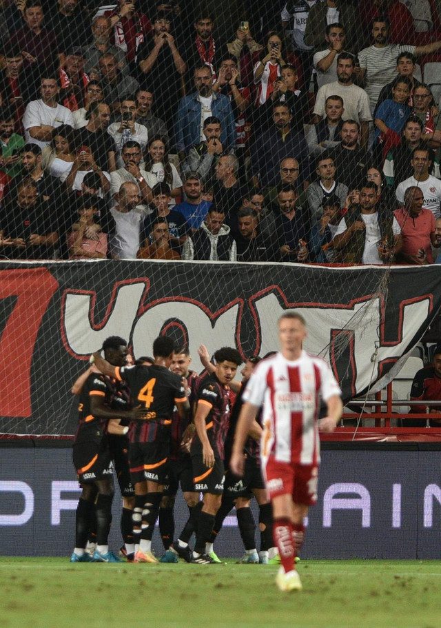 Aslan'dan üç gol, 3 puan! Antalyaspor'u mağlup etti... Fenerbahçe'nin rekorunu elinden aldı! - Resim : 2
