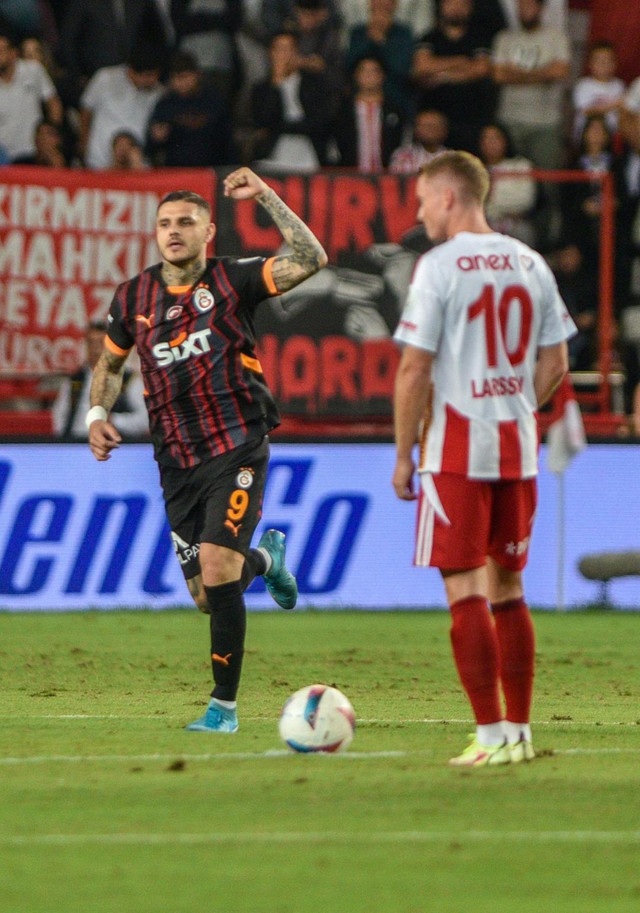 Aslan'dan üç gol, 3 puan! Antalyaspor'u mağlup etti... Fenerbahçe'nin rekorunu elinden aldı! - Resim : 1