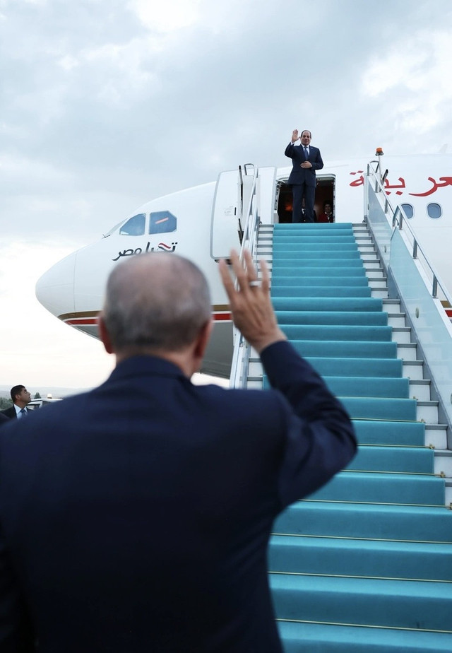 Erdoğan Sisi&rsquo;yi uğurlarken Rabia işareti mi yaptı? Sisi karşıtı sembol g&uuml;ndem yarattı! - Resim : 1