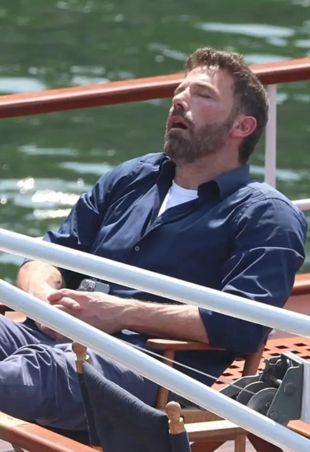 Jennifer Lopez ile evlenen Ben Affleck balayında ağzı açık uyuya kaldı - Resim : 3