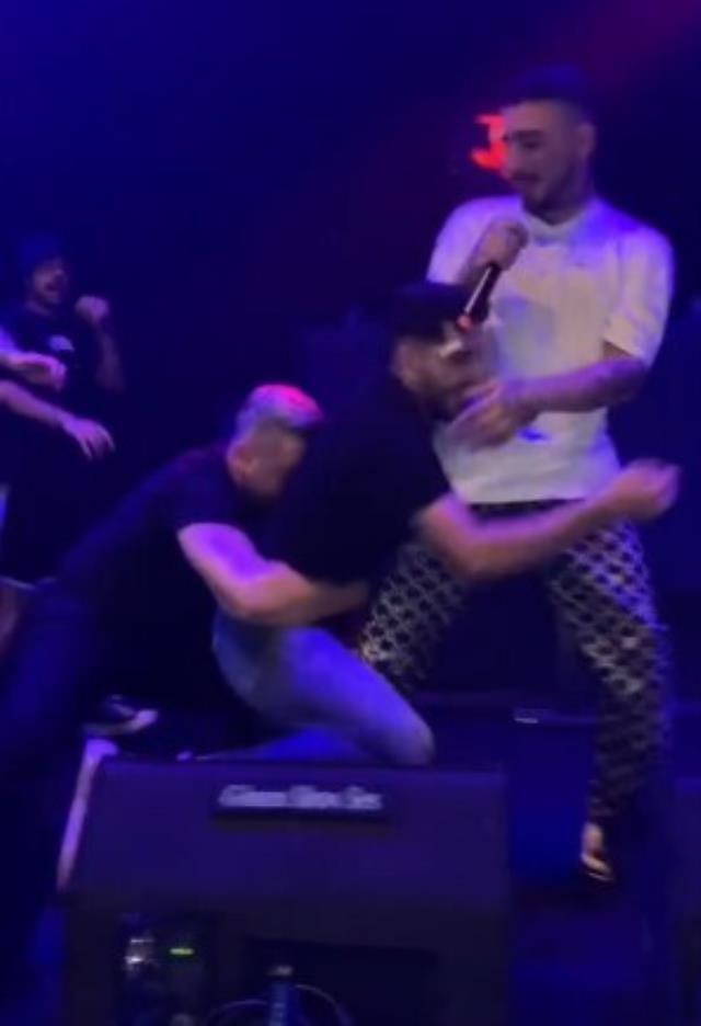 Konserde büyük panik! Ünlü rapçi, hayranlarının önünde saldırıya uğradı - Resim : 1