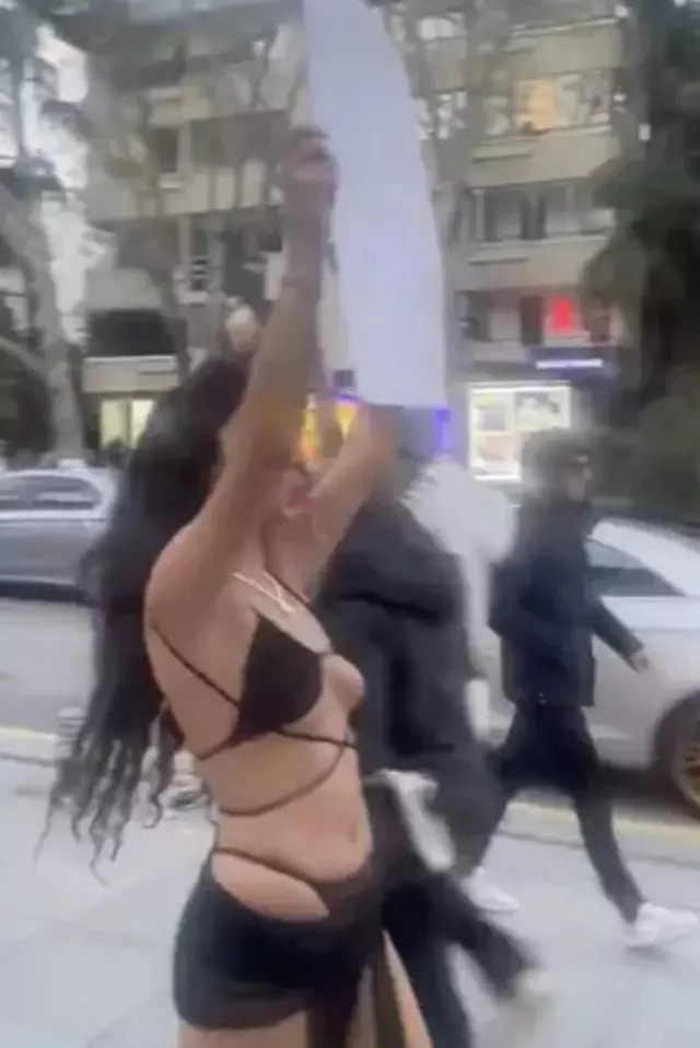 Manken Melisa Aydınalp'in yarı çıplak protestosuna 'hayasız' kararı! Cezası belli oldu - Resim : 5