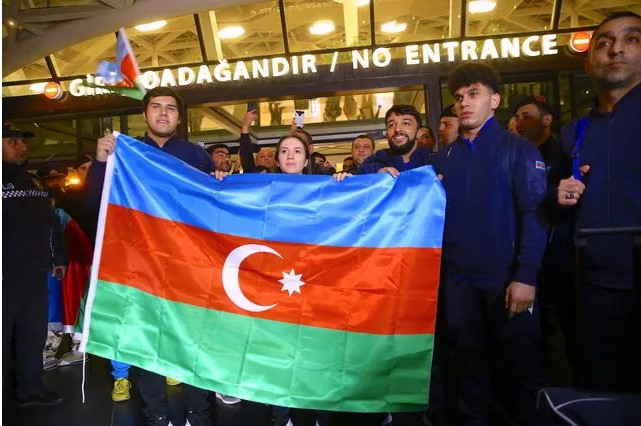 Azerbaycan, bayrak skandalı sonrasında sporcularını geri çekti! 'Bunun adı barbarlıktır!' - Resim : 1