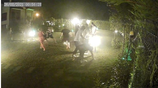 Derya Tuna ve komşusunun kavgası kamerada! Aile siteden taşındı - Resim : 3