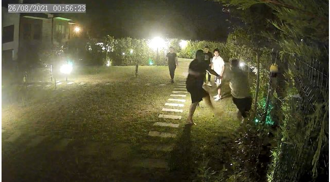 Derya Tuna ve komşusunun kavgası kamerada! Aile siteden taşındı - Resim : 1