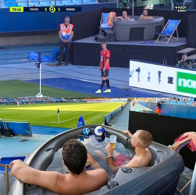Troyes-Rennes maçında iki taraftar maçı saha kenarına kurulan jakuzide izledi - Resim : 1