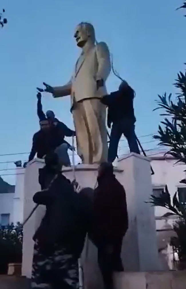 Suriye'de heykeller tek tek yıkılıyor - Resim : 1