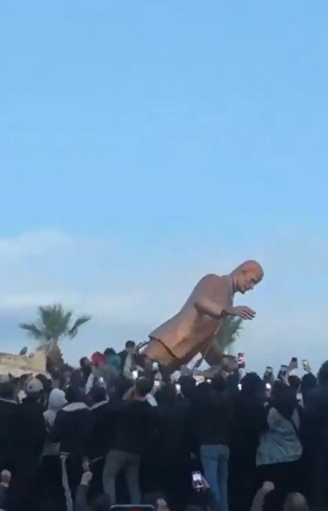 Suriye'de heykeller tek tek yıkılıyor - Resim : 2