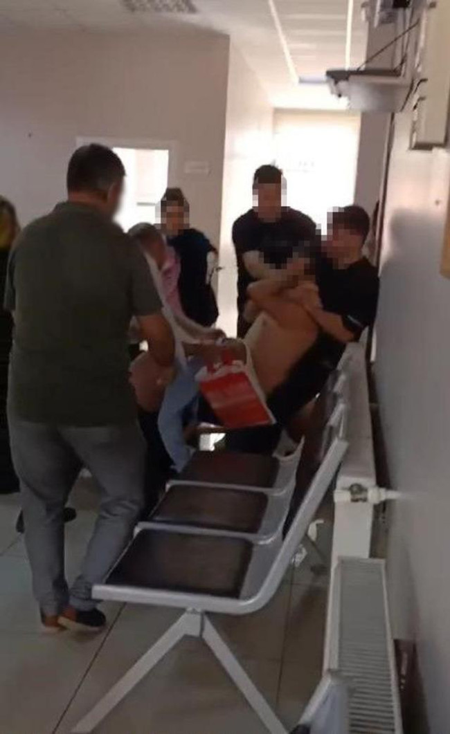 Korku dolu anlar! Hasta ve yakınları, tartıştıkları 3 doktora tekme- tokat saldırdı - Resim : 1