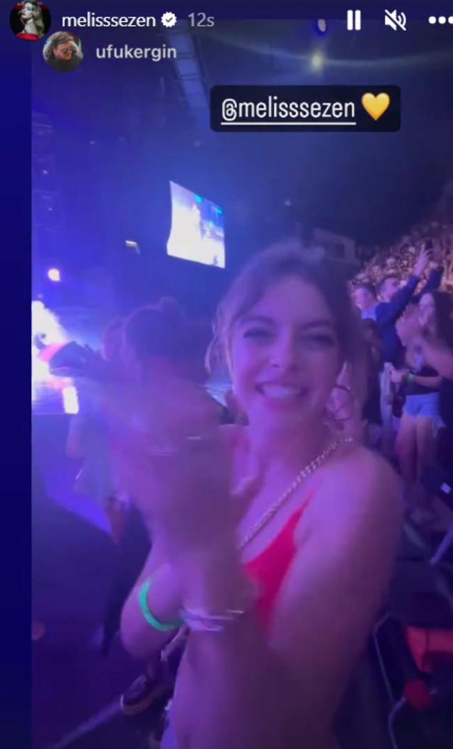 Melis Sezen, Kenan Doğulu konserinde kendinden geçti! Kalça dansı olay oldu - Resim : 1