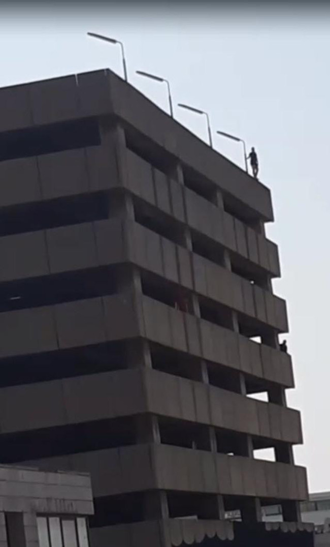 20 yaşındaki kadın 16. kattan kendini boşluğa bıraktı! Mucize eseri yaralı kurtuldu - Resim : 1