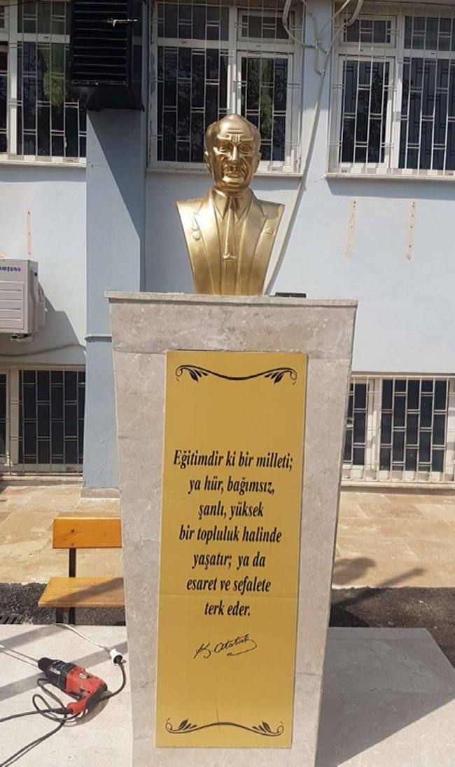 Atatürk büstüne balyozla zarar veren maskeli saldırgan tutuklandı - Resim : 1