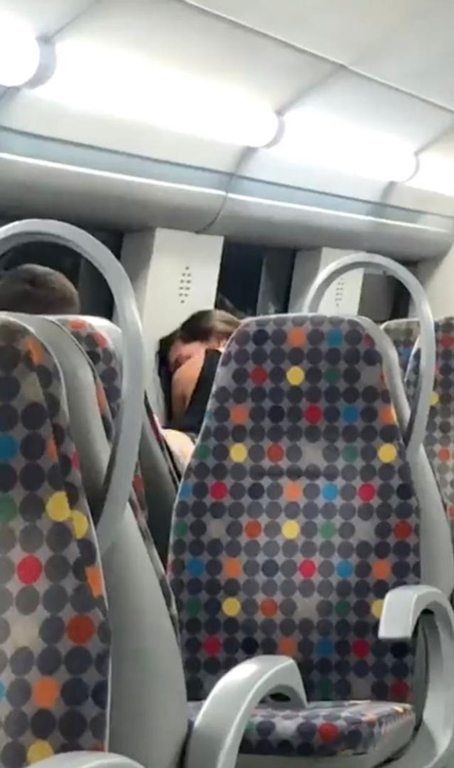 Trende kimseye aldırış etmeden cinsel ilişkiye giren çift, yolcuların ağzını açık bıraktı - Resim : 1