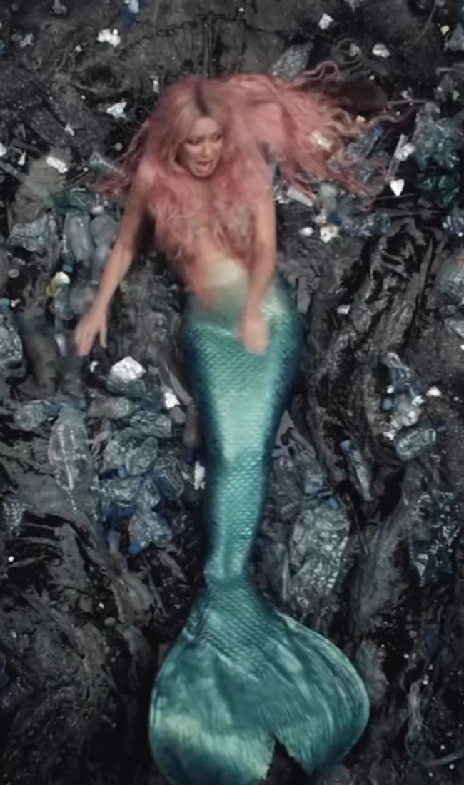 Ünlü şarkıcı Shakira'nın klip çekimindeki panik anları! Fareyi görünce çığlığı bastı - Resim : 1