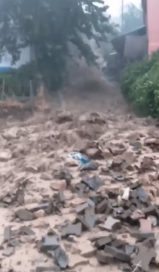 Kayseri'de sağanak sonrası sel! Ev ve iş yerlerini su bastı - Resim : 1