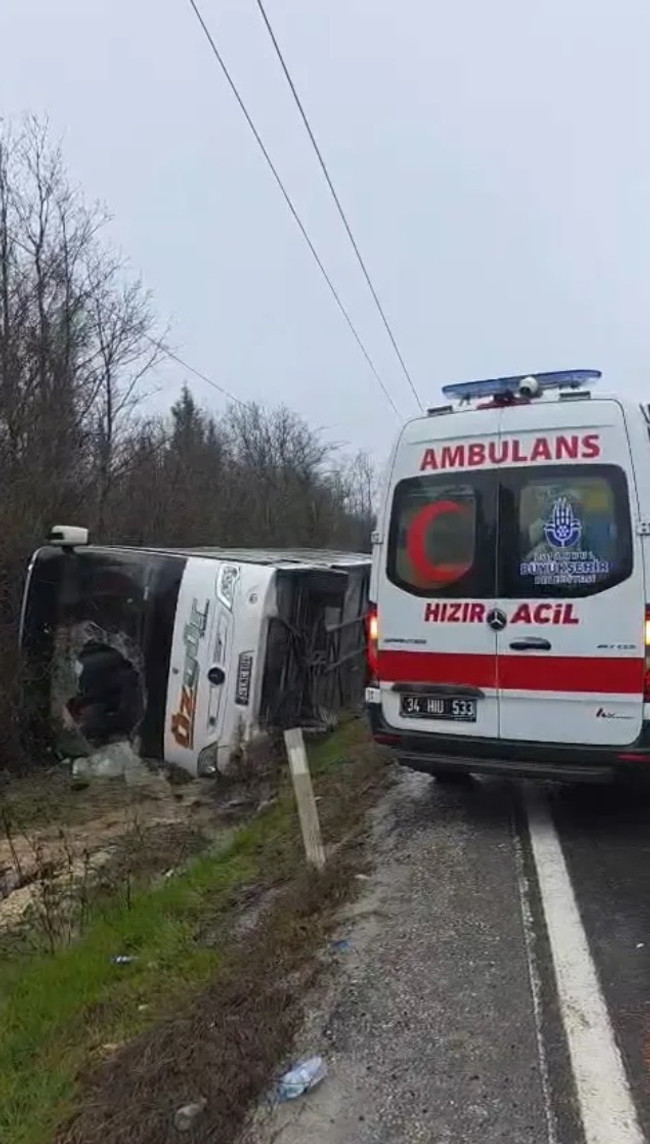 Çatalca'da polisleri taşıyan araç devrildi: Yaralılar var - Resim : 1