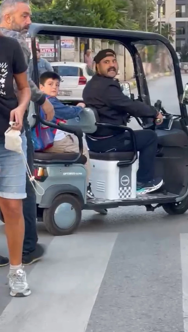 Kadıköy'de dehşet anları! Önce saldırdı sonra bıçakla tehditler savurdu - Resim : 2