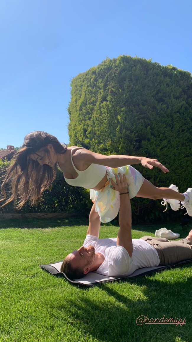 Kerem Bürsin ve Hande Erçel çiftinin keyifli anları! Tutup havaya kaldırdı… - Resim : 2
