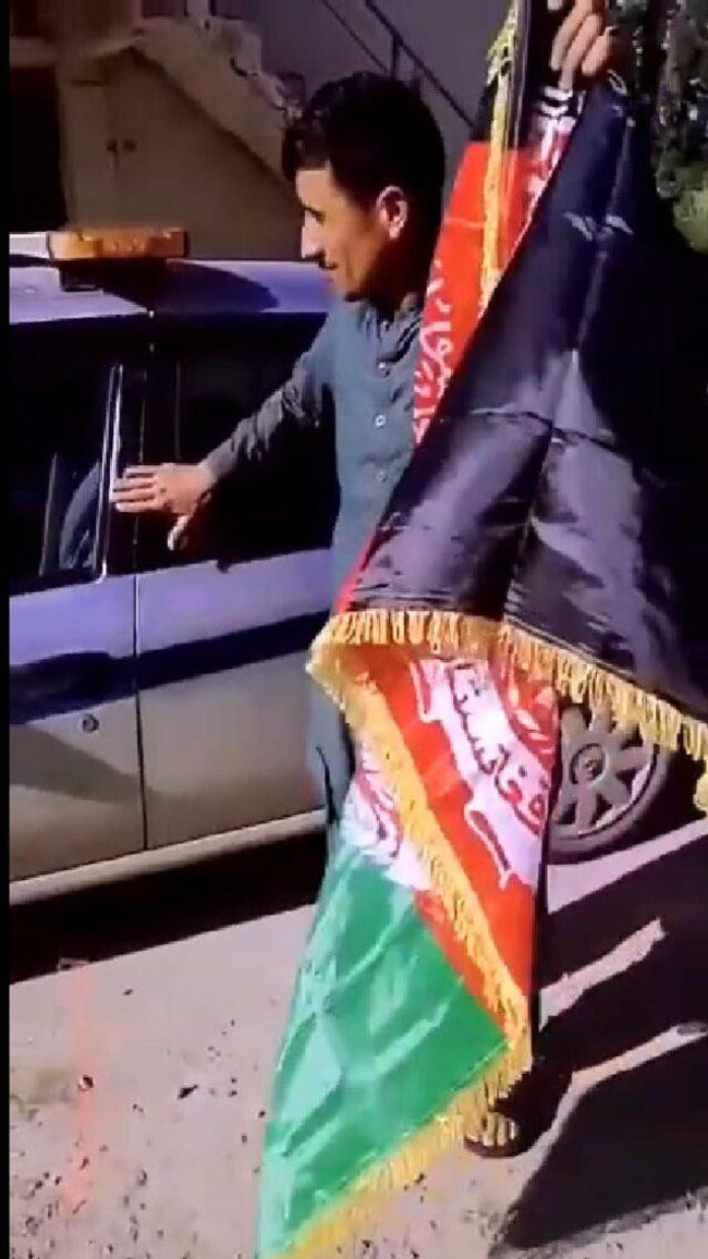 Sosyal medyada tepkilere neden olmuştu: Zabıta aracında bayrak açan Afganlar için karar verildi - Resim : 2