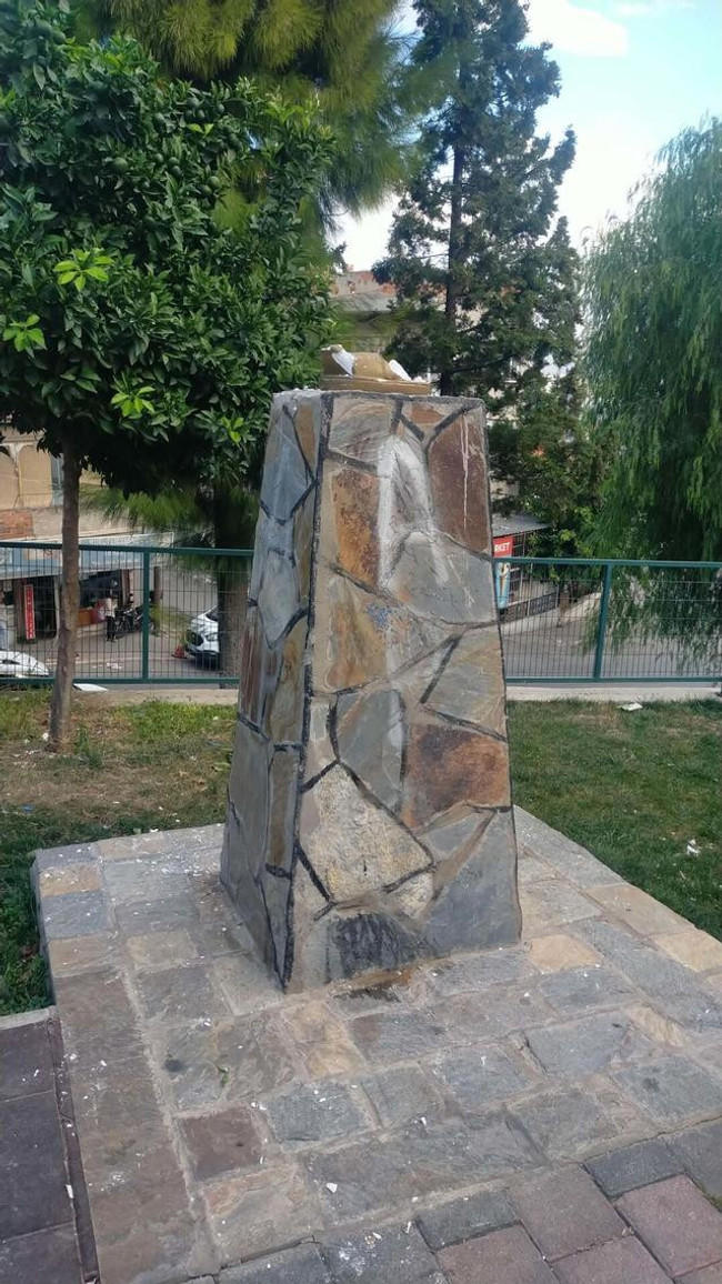 İzmir'de Atatürk büstüne çirkin saldırı! Parçalayıp üstüne bakın ne yazdılar - Resim : 1