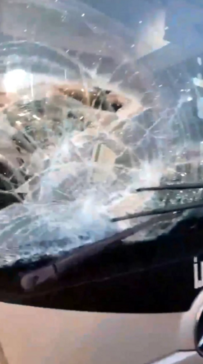 Tel örgüleri aşıp yola atladı! Metrobüsün çarptığı genç hastaneye kaldırıldı - Resim : 1