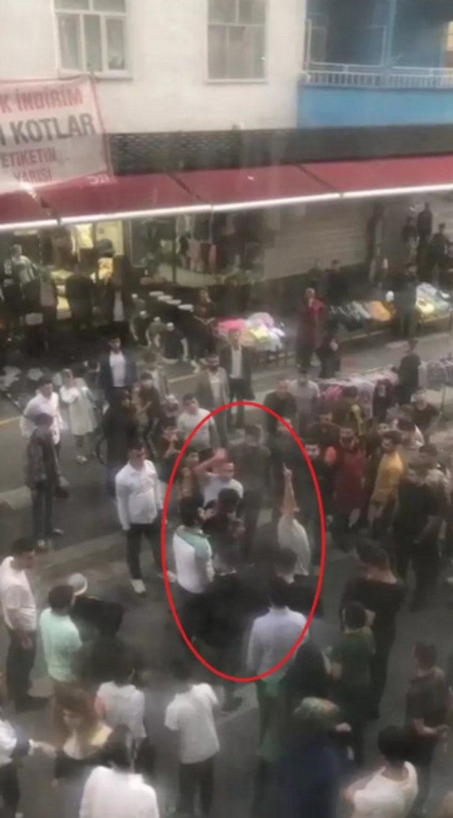 Tacizciye meydan dayağı! Polis zor kurtardı - Resim : 1