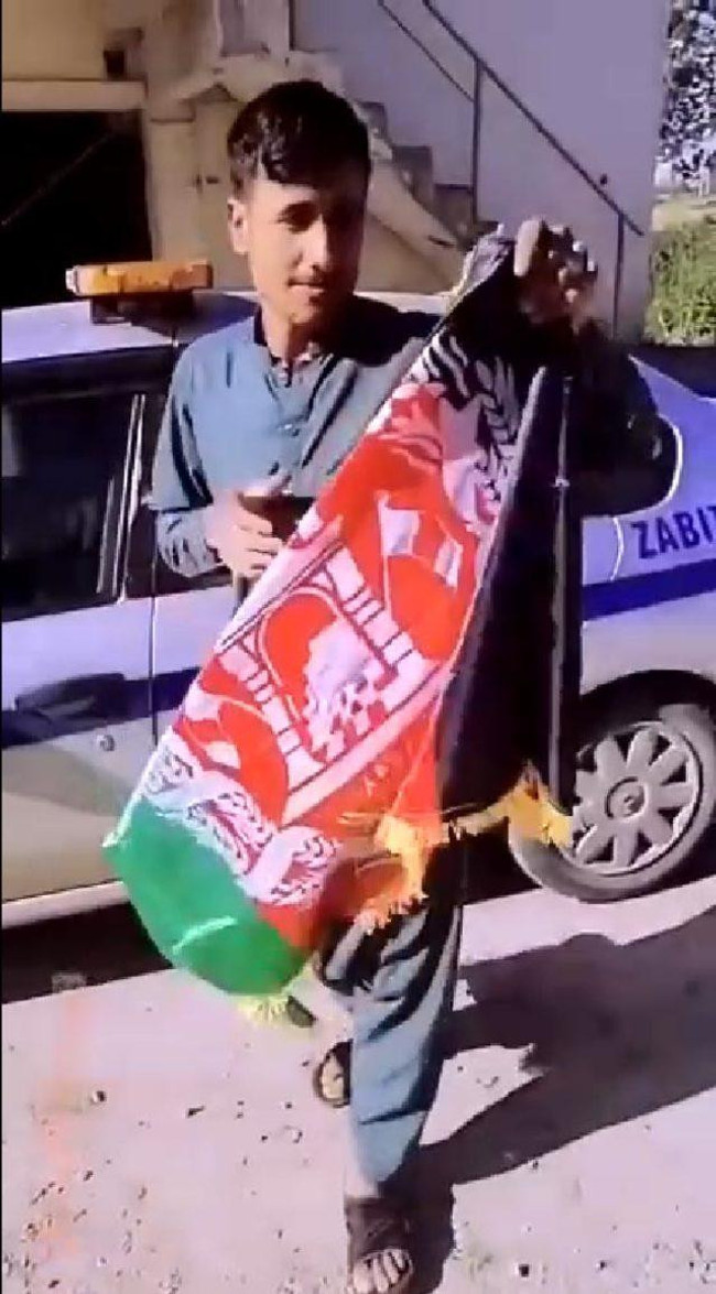 Sosyal medyada tepkilere neden olmuştu: Zabıta aracında bayrak açan Afganlar için karar verildi - Resim : 1
