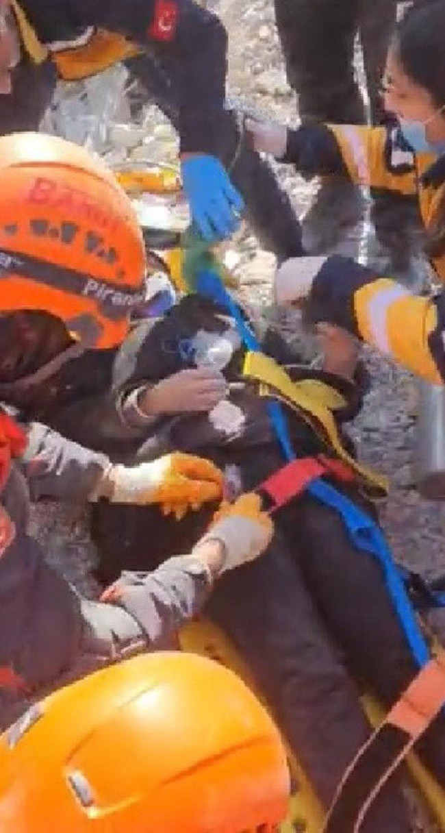 202 saat sonra gelen yürek yakan hikaye: "Biraz vazelin yedik, çocuğumu tükürüğümle besledim! - Resim : 1