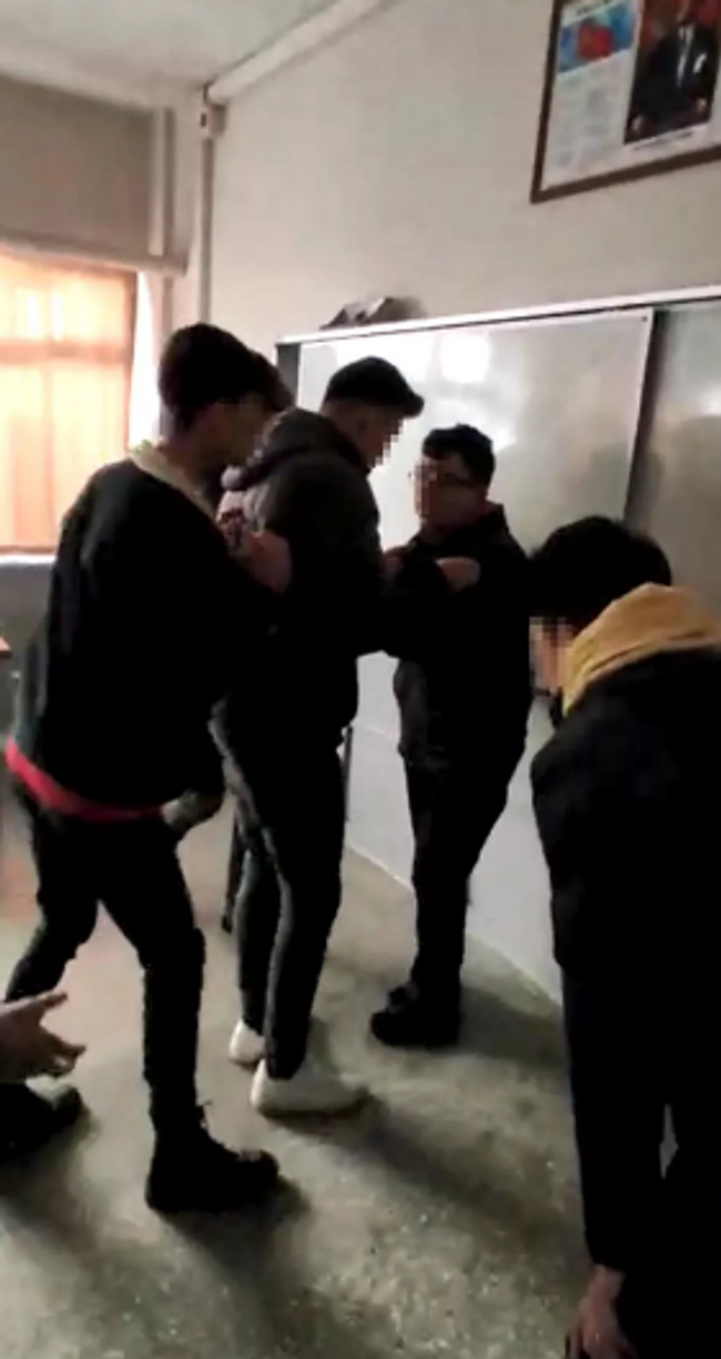 Sınıf arkadaşlarını tekme tokat dövüp zorla oynattılar! Yetmedi bir de kameraya aldılar - Resim : 1