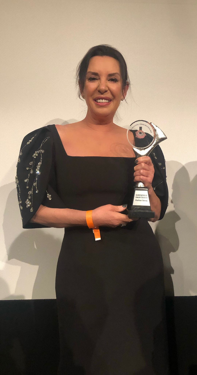 Perihan Savaş ve Ercan Kesal'a büyük ödül! - Resim : 2